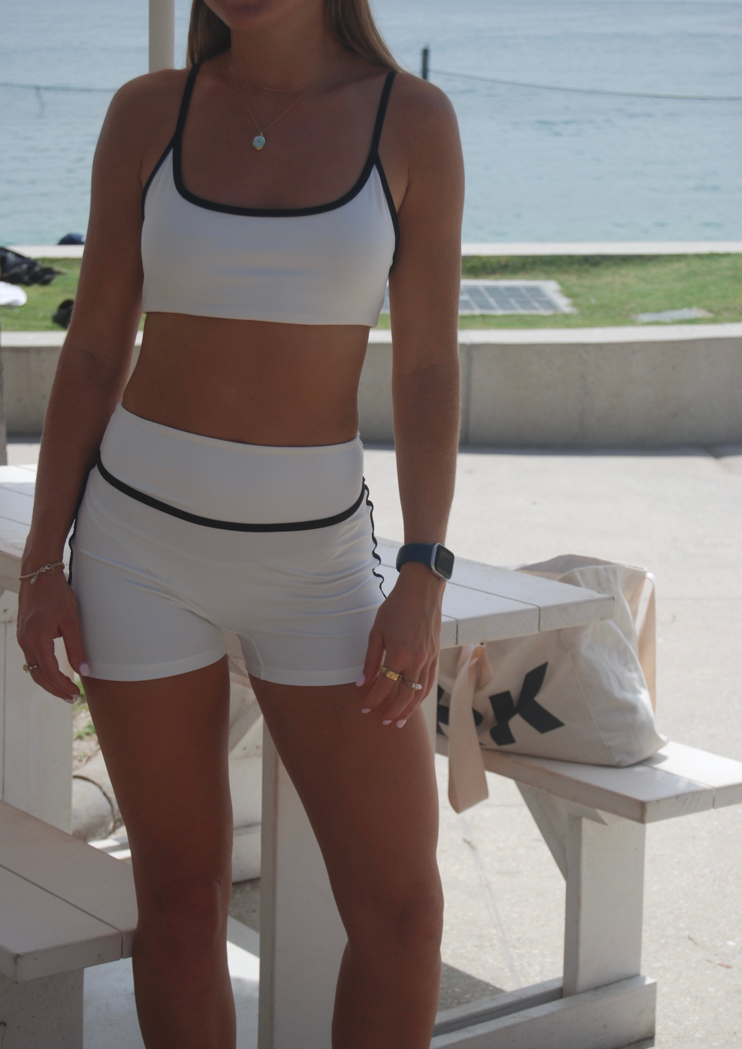 The Seamless Sports Bra - white